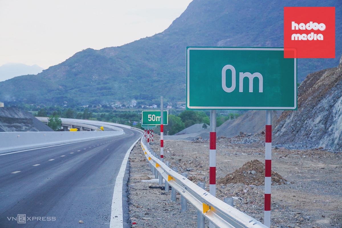 Biển báo nhận biết khoảng cách trên cao tốc Nha Trang - Cam Lâm. Ảnh: Bùi Toàn