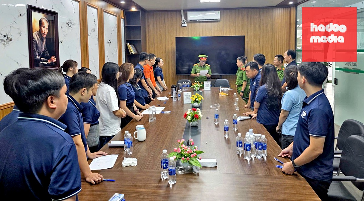Lực lượng chức năng thi hành lệnh khám xét tại Công ty TNHH Công nghệ môi trường Đất Việt - Ảnh do Công an cung cấp
