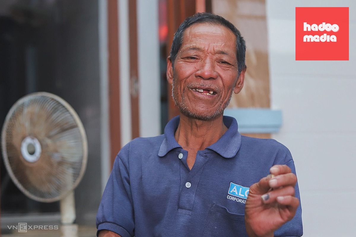Ông Châu kể lại khoảnh khắc được cứu sau 38 tiếng trôi dạt trên biển. Ảnh: Đức Hùng