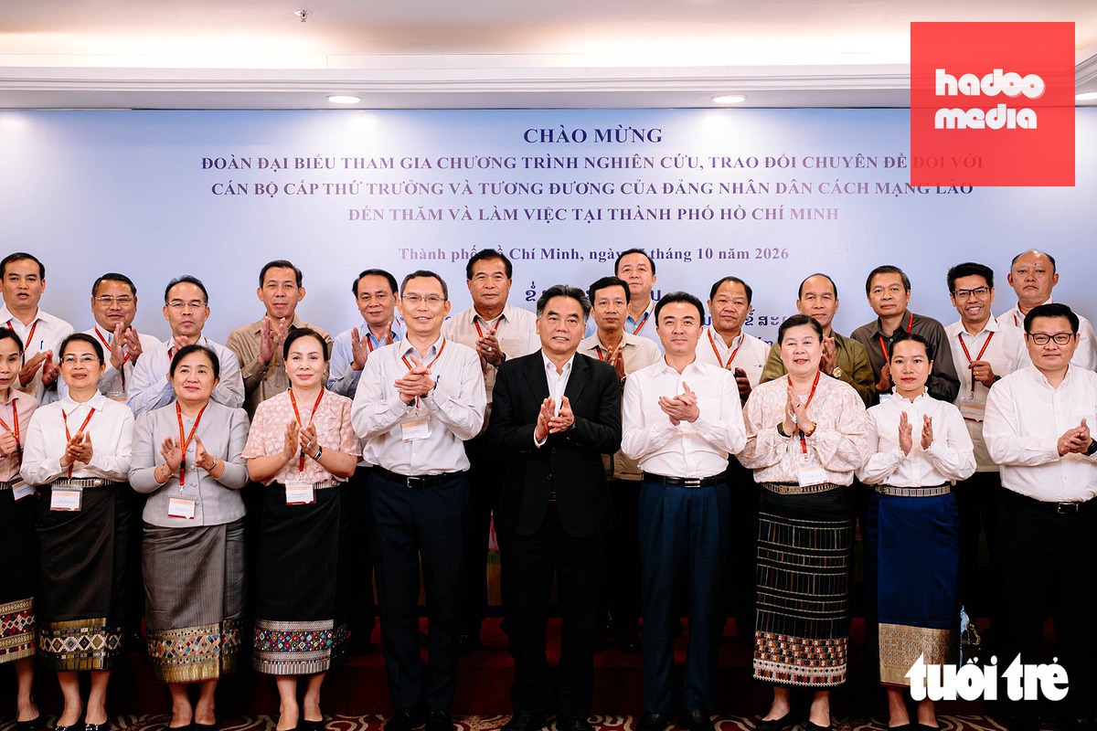 Phó chủ tịch thường trực UBND TP.HCM Nguyễn Lộc Hà cùng đoàn cán bộ cấp thứ trưởng và tương đương Lào tối 15-10 - Ảnh: THANH HIỆP