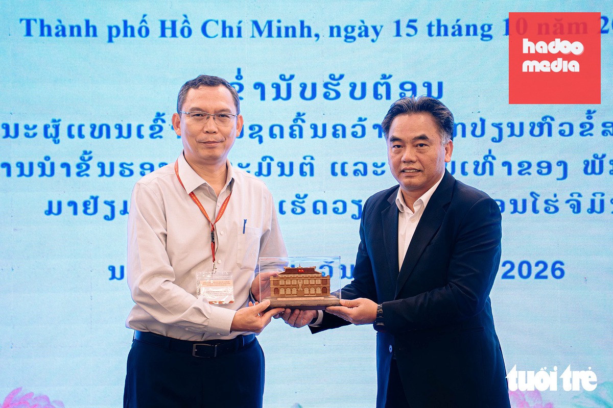 Phó chủ tịch thường trực UBND TP.HCM Nguyễn Lộc Hà tặng quà lưu niệm cho Trưởng đoàn Lào - Ảnh: THANH HIỆP
