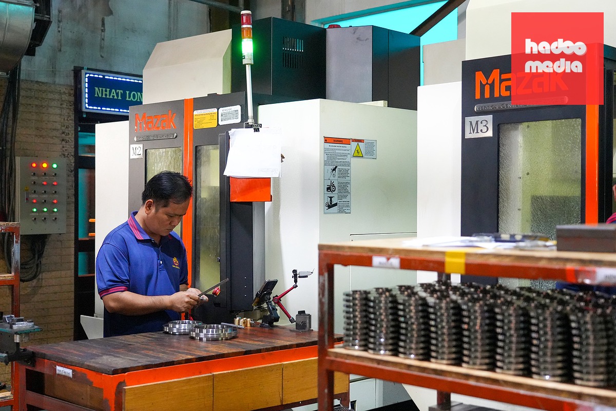 Công nhân đang làm việc tại nhà máy Công ty Nhật Long - Ảnh: HỮU HẠNH