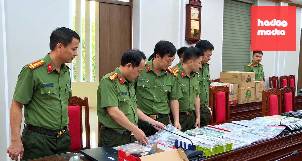 Công an Thanh Hóa kiểm tra tang vật vụ án - Ảnh: Công an tỉnh Thanh Hóa cung cấp