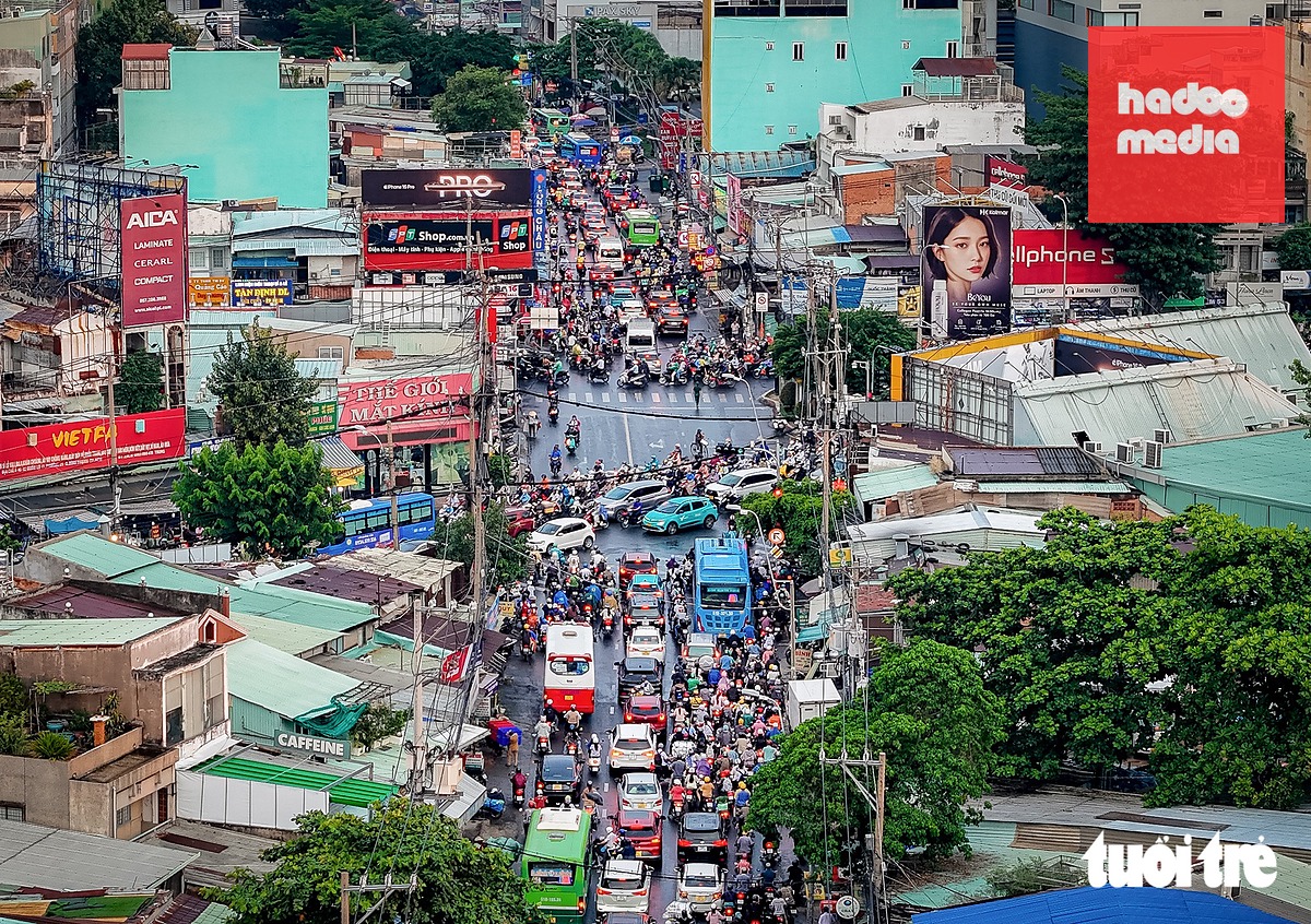 Đường Xô Viết Nghệ Tĩnh, đoạn từ Bạch Đằng đến ngã 5 Đài liệt sĩ (quận Bình Thạnh cũ, TP.HCM) đông nghịt xe cộ mỗi ngày - Ảnh: CHÂU TUẤN