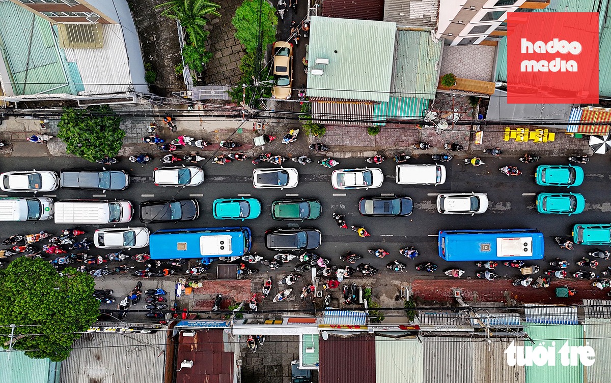 Đường Nguyễn Xí nối dài đường Ung Văn Khiêm ùn ứ diễn ra thường xuyên - Ảnh: CHÂU TUẤN