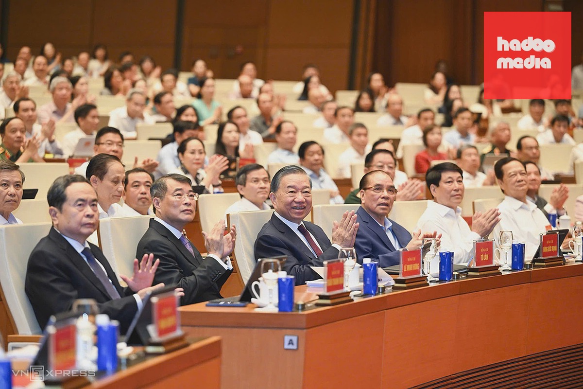 Tổng Bí thư, Chủ tịch nước Tô Lâm cùng lãnh đạo, nguyên lãnh đạo Đảng, Nhà nước dự hội nghị sáng 16/10. Ảnh: Giang Huy
