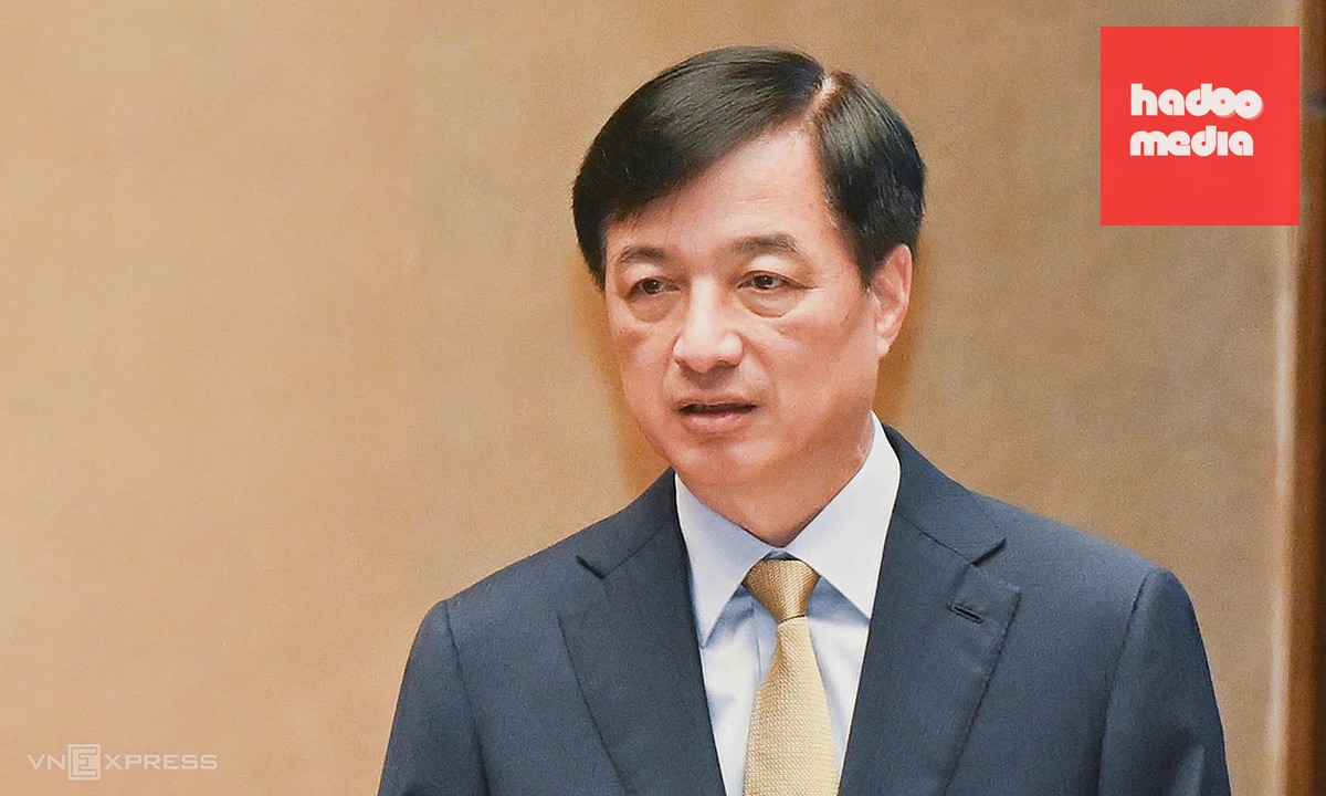 Trưởng ban Tổ chức Trung ương Nguyễn Duy Ngọc trình bày nội dung ba Nghị quyết về xây dựng Đảng, sáng 16/10. Ảnh: Giang Huy