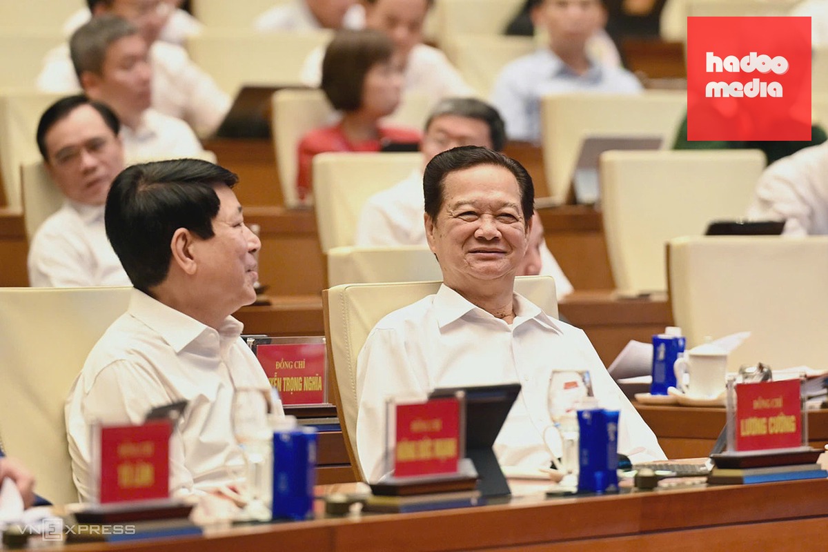 Nguyên Chủ tịch nước Lương Cường và nguyên Thủ tướng Nguyễn Tấn Dũng dự Hội nghị quán triệt Nghị quyết Trung ương 4 khóa 14 tại điểm cầu Nhà Quốc hội, sáng 16/10. Ảnh: Giang Huy