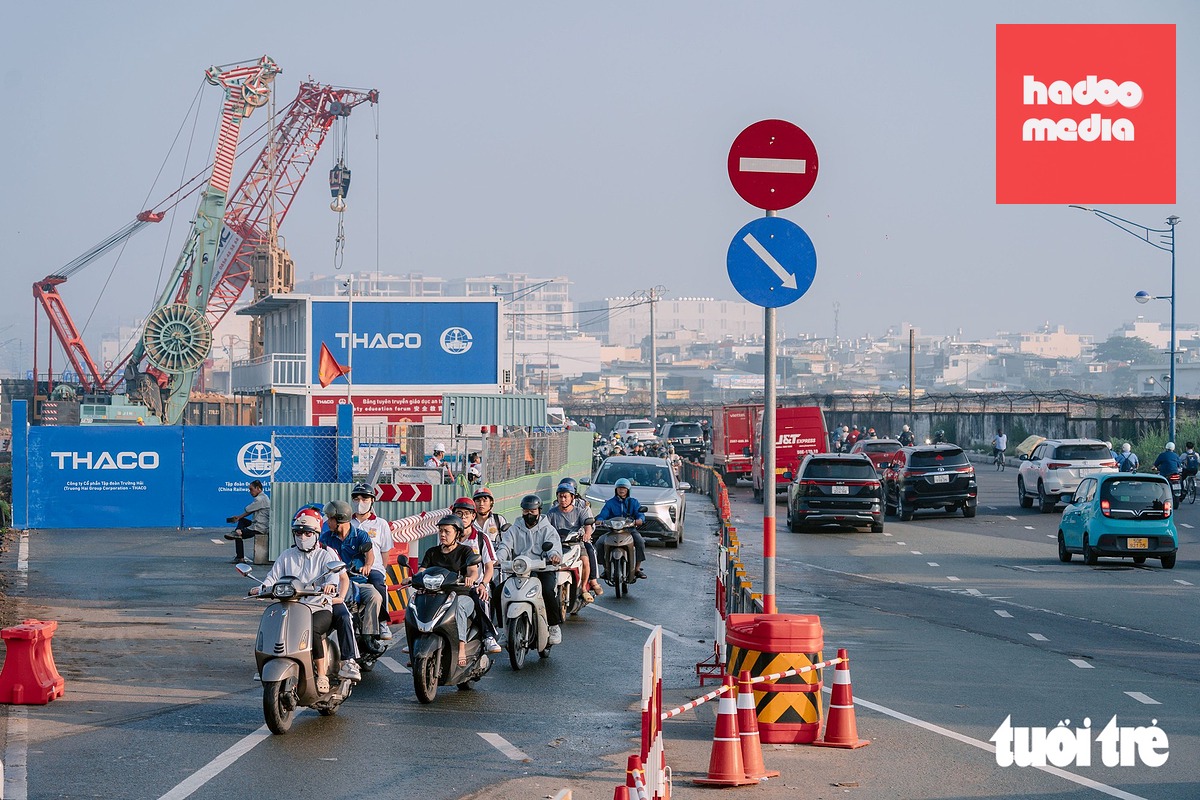 'Làn đường linh hoạt' trên đường Trường Chinh sáng 16-10 giảm tải phần nào ùn ứ hướng về trung tâm - Ảnh: HỮU DUY