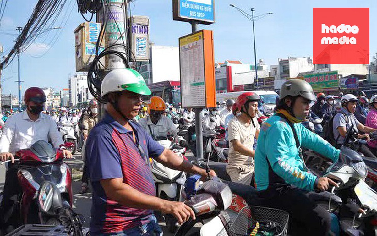 Giao thông đường Trường Chinh có phần cải thiện sau điều chỉnh phân làn - Ảnh 2.