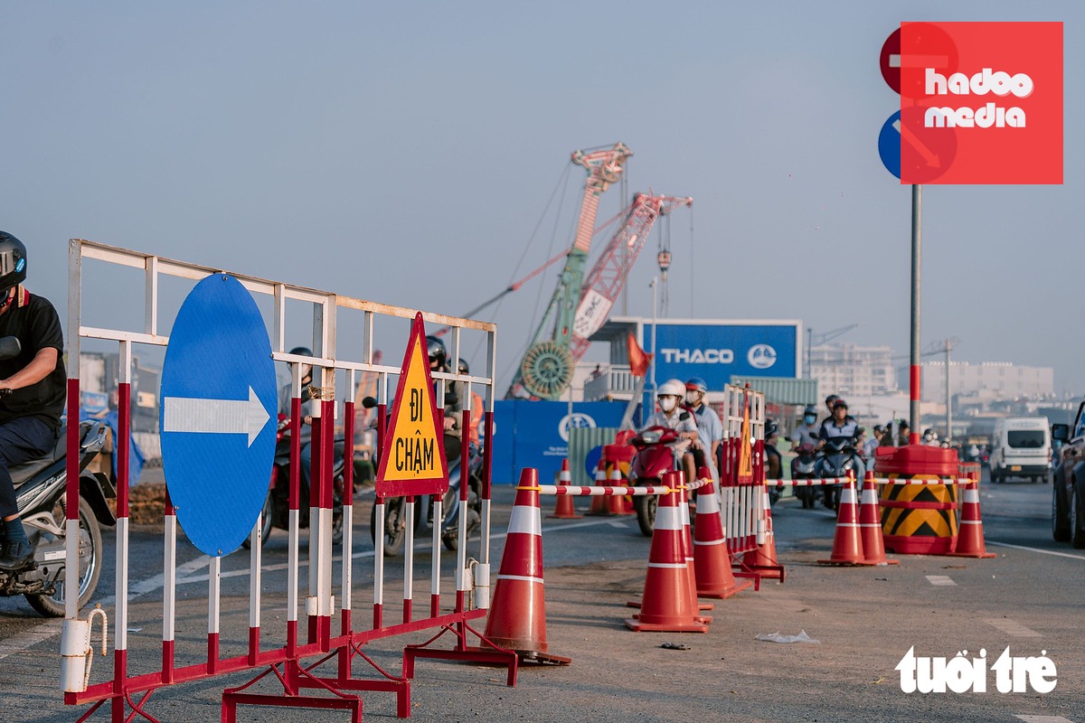 Dải phân cách mới được lắp đặt giúp giảm áp lực giao thông lên đường Trường Chinh trong các giờ cao điểm - Ảnh: HỮU DUY