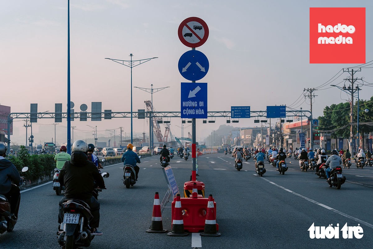 Bảng chỉ dẫn mới cũng được lắp đặt để giúp người dân thuận tiện di chuyển hơn, tránh tình trạng lúng túng gây ùn ứ - Ảnh: HỮU DUY