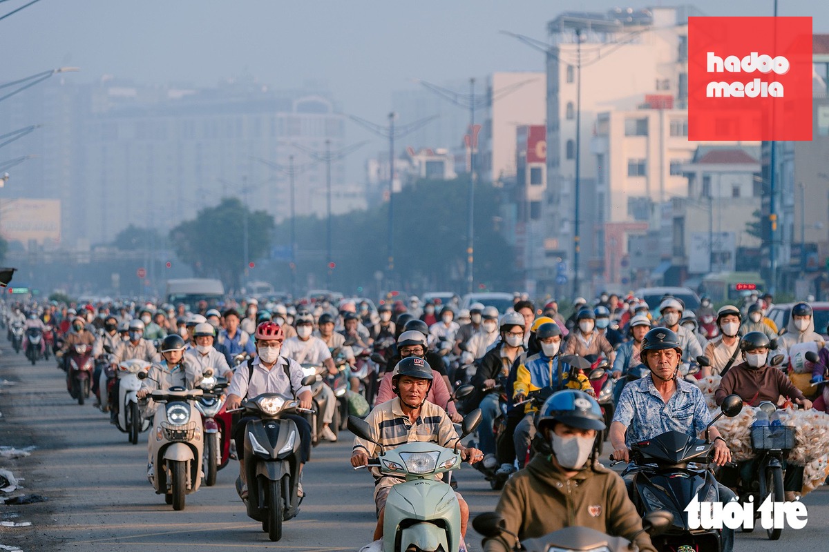 Đoàn xe lưu thông trên đường Trường Chinh hướng từ ngã tư An Sương về trung tâm sáng 16-10 đông đúc nhưng đã giảm bớt tình trạng ùn ứ - Ảnh: HỮU DUY