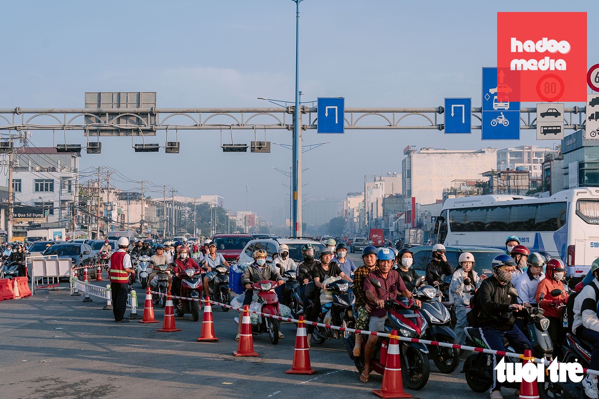 Làn đường mới lắp đặt tạo điều kiện cho các phương tiện đi vòng qua khu vực rào chắn dễ dàng hơn - Ảnh: HỮU DUY