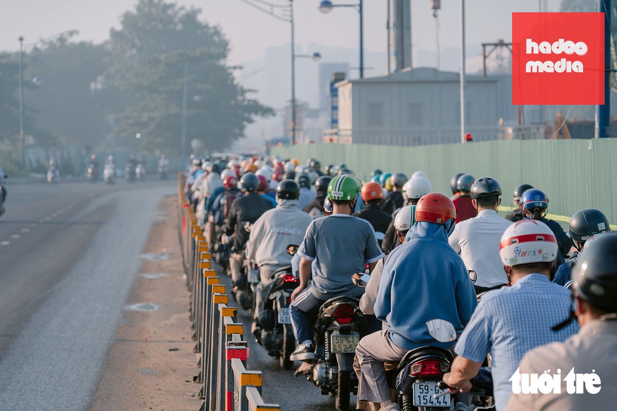 Đoàn xe nối đuôi nhau trên làn đường linh hoạt sáng 16-10 - Ảnh: HỮU DUY