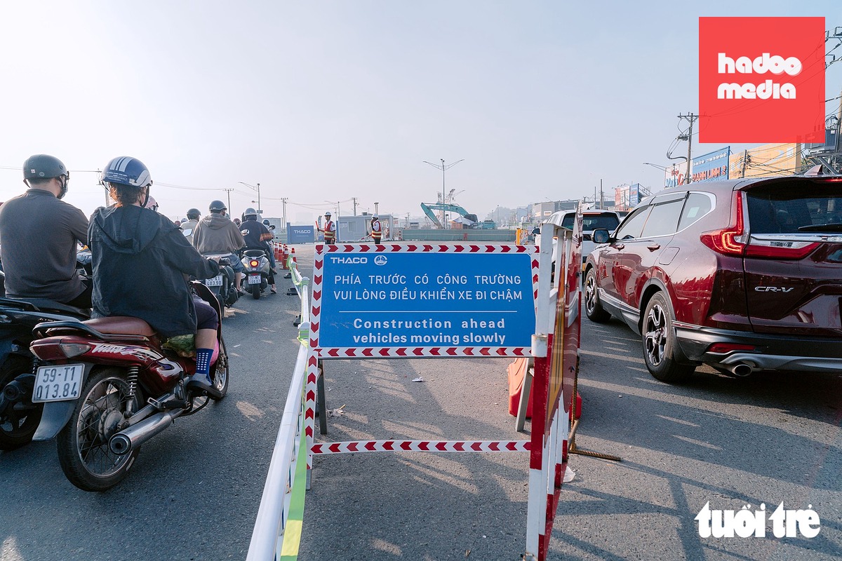 Dải rào chắn và biển báo được bố trí tại khu vực thi công metro số 2 trên đường Trường Chinh - Ảnh: HỮU DUY