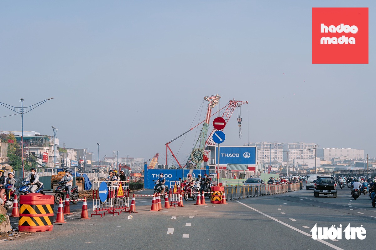 Nhờ 'làn đường linh hoạt' giao thông qua khu vực rào chắn trên đường Trường Chinh được giảm tải đáng kể - Ảnh: HỮU DUY