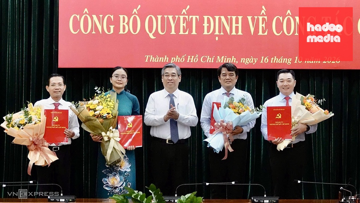 Từ phải qua, ông Lê Trương Hải Hiếu, ông Bùi Thanh Nhân, bà Hồ Thị Ánh Tuyết, ông Lê Văn Phong nhận quyết định và chúc mừng từ Phó bí thư Thành ủy Nguyễn Phước Lộc, sáng 16/10. Ảnh: An Phương