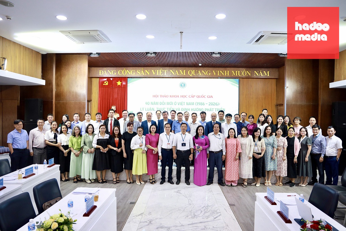 Các đại biểu dự hội thảo chụp ảnh lưu niệm - Ảnh: KỲ PHONG