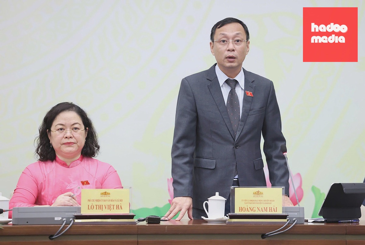 Đại biểu Hoàng Nam Hải, ủy viên chuyên trách Ủy ban Dân nguyện và Giám sát, thông tin tại họp báo chiều 16/10. Ảnh: Hoàng Phong