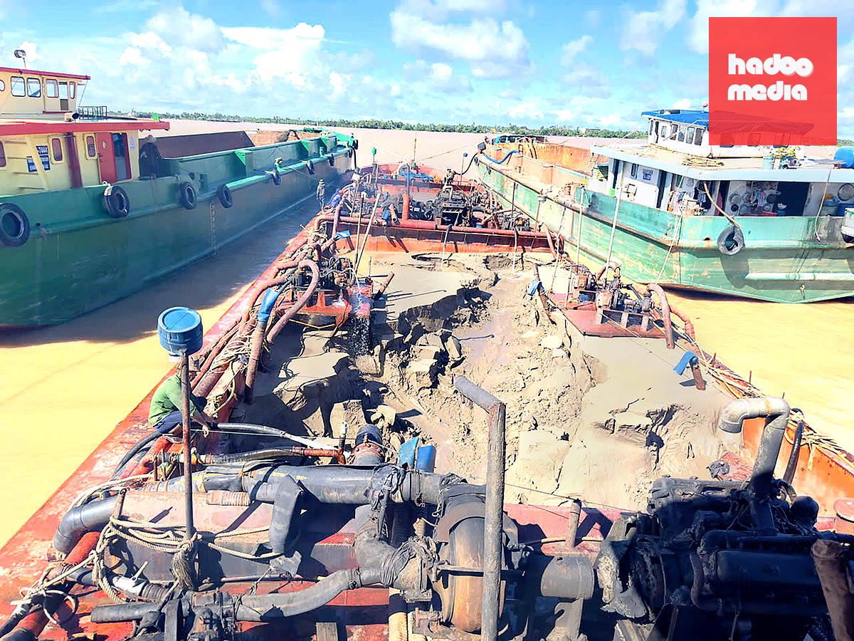 Khai thác cát biển tại TP Cần Thơ - Ảnh: H.P.