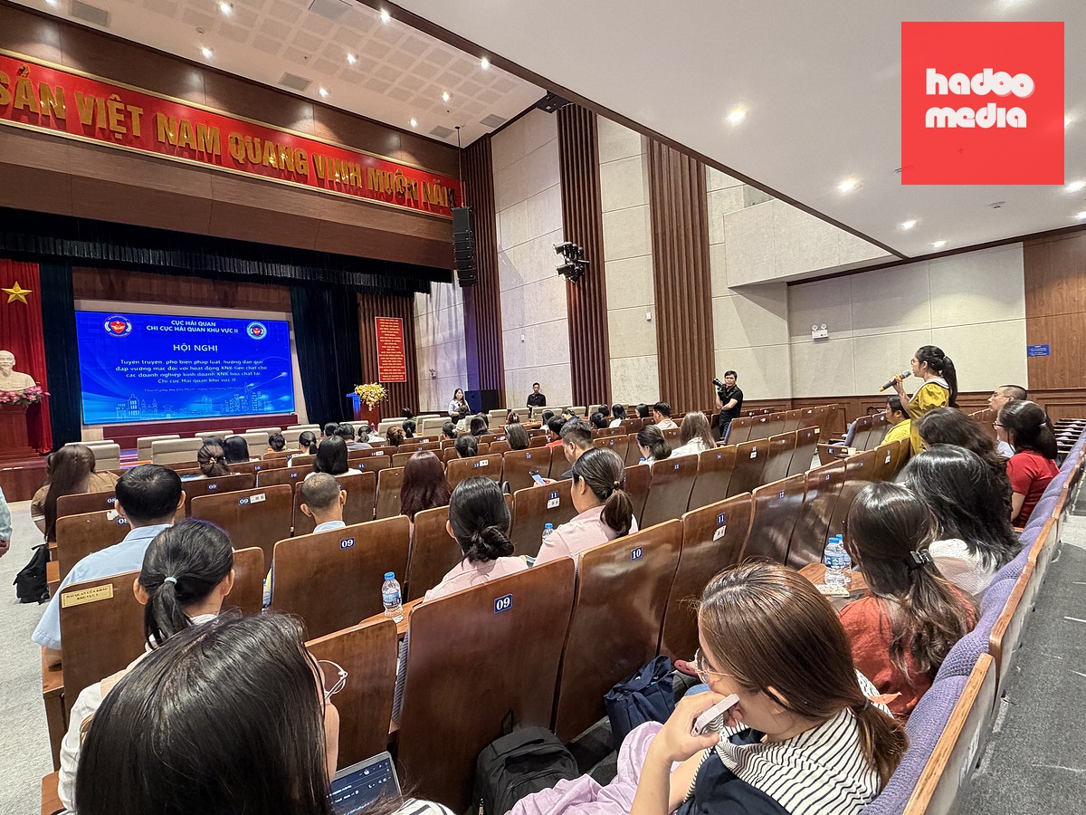 Đại diện các cơ quan chức năng và doanh nghiệp tham dự hội nghị hướng dẫn, giải đáp vướng mắc về xuất nhập khẩu tiền chất do Chi cục Hải quan khu vực II tổ chức ngày 16-10 - Ảnh: CÔNG TRUNG