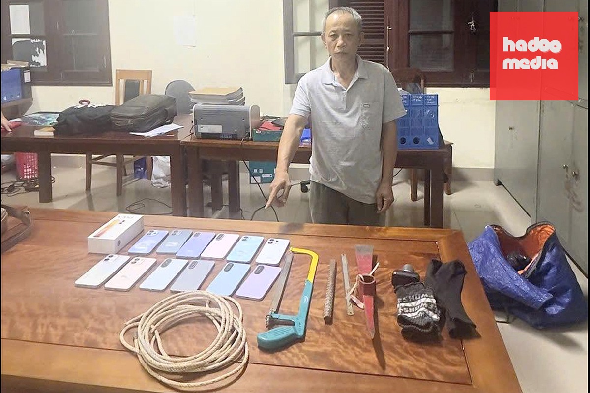 Nguyễn Tiến Khanh cùng tang vật vụ án. Ảnh: Công an tỉnh Quảng Trị