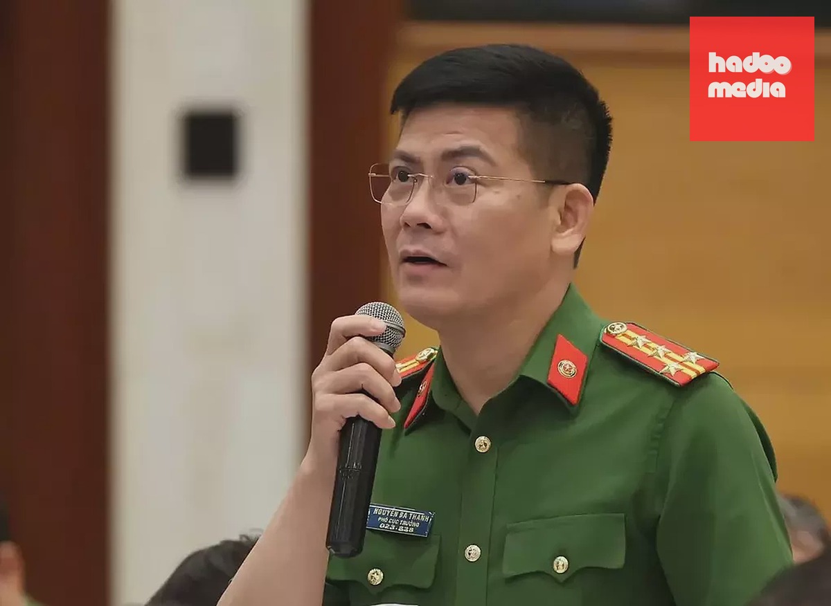 Đại tá Nguyễn Bá Thành trả lời kiến nghị của nông dân. Ảnh: D.V