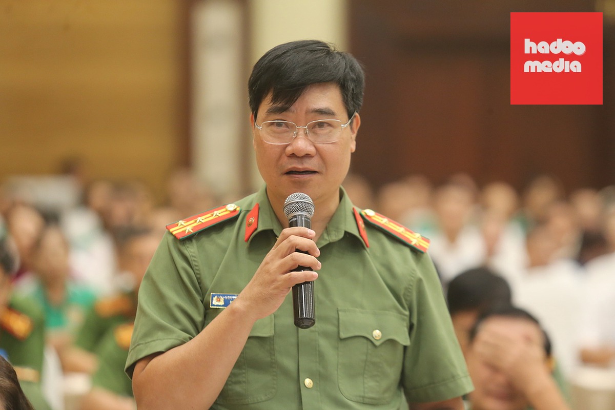 Đại tá Nguyễn Hồng Quân trả lời tại diễn đàn. Ảnh: Gia Chính