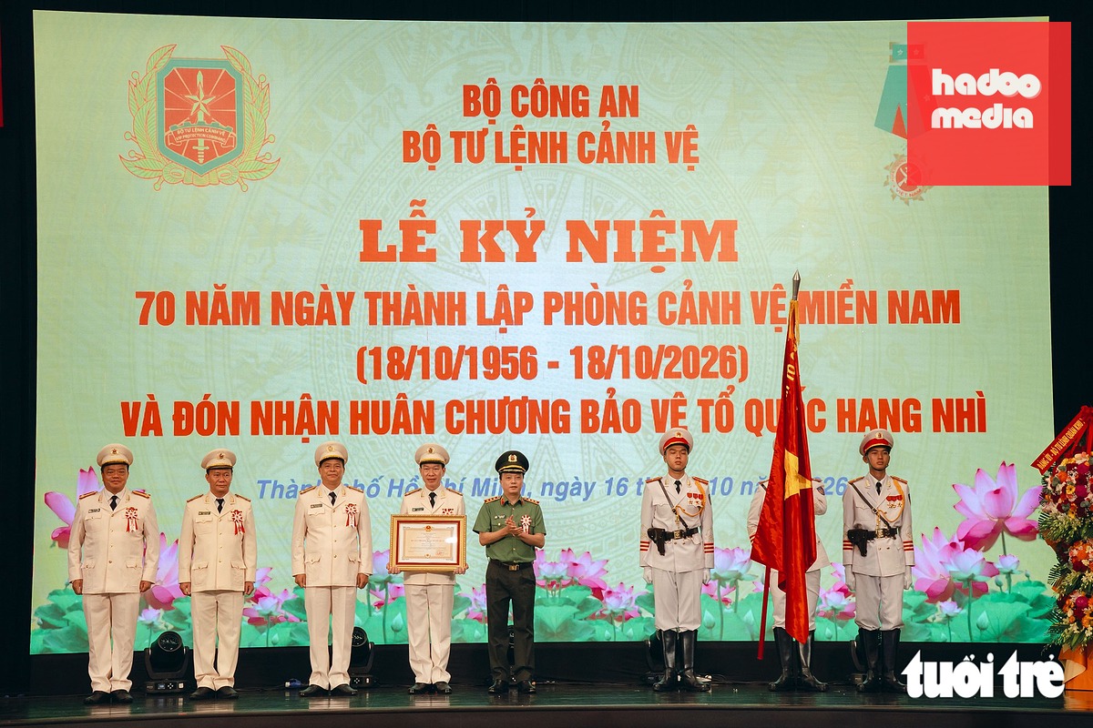 Thượng tướng Đặng Hồng Đức đại diện trao tặng Huân chương Bảo vệ Tổ quốc hạng Nhì tại lễ kỷ niệm - Ảnh: HỮU DUY