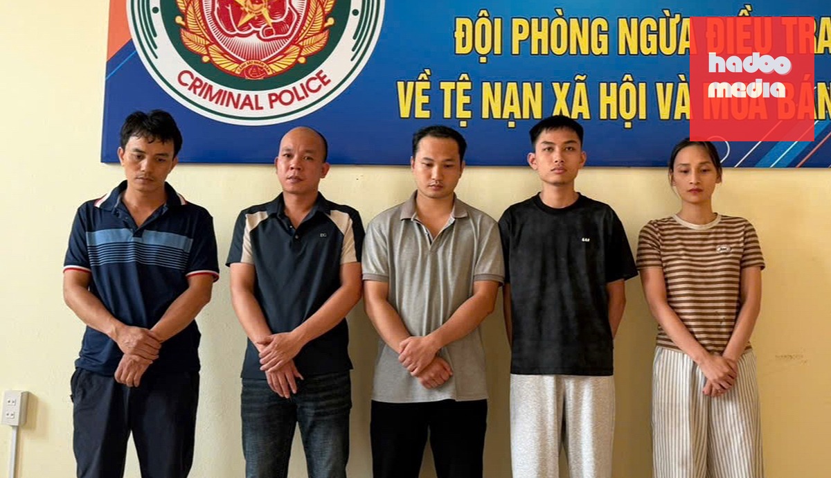 Những người liên quan vụ án tại trụ sở công an - Ảnh: Công an tỉnh Hưng Yên