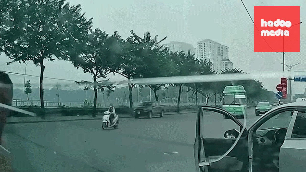 Kiên dùng thanh sắt đập phá xe sau khi đe dọa hành hung tài xế - Ảnh: D.C.