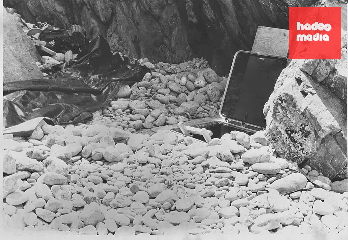 Cánh cửa dẫn xuống boong-ke ngầm. Ảnh: BBC Cymru Wales