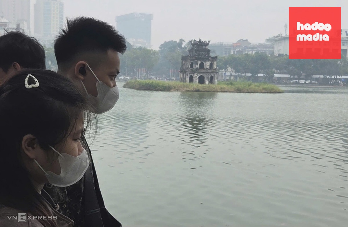 Người dân đeo khẩu trang trước tình trạng ô nhiễm không khí tại Thủ đô cuối năm 2025. Ảnh: Võ Hải