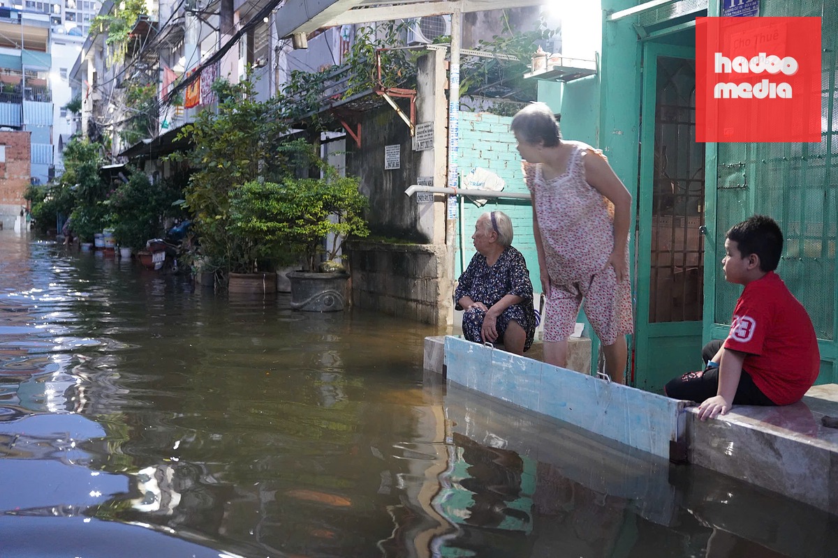 Triều cường gây ngập tại đường Bùi Văn Ba (phường Tân Thuận) ngày 12-10 - Ảnh: CAM LY