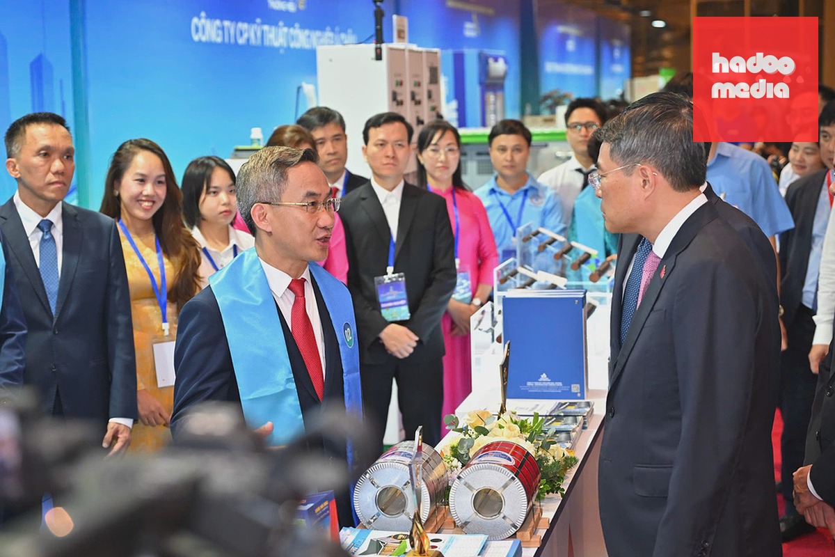 Thủ tướng Lê Minh Hưng thăm gian hàng của doanh nghiệp. Ảnh: VGP