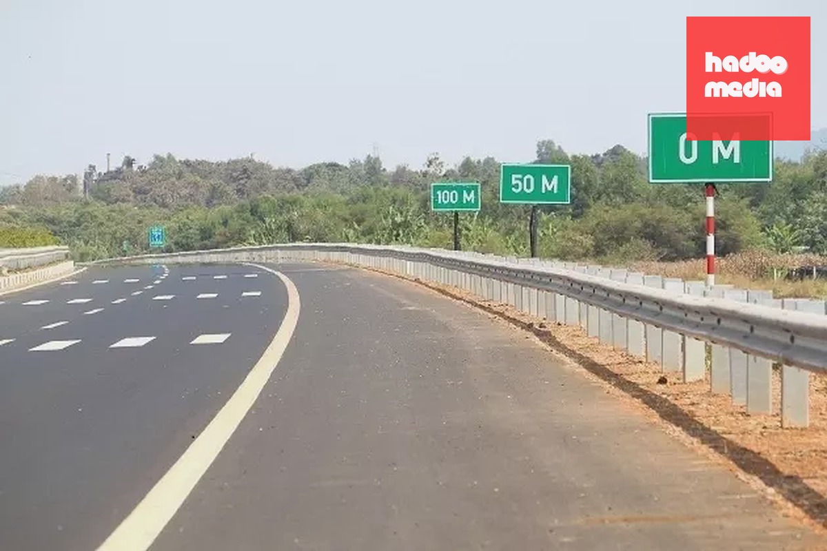 Biển báo khoảng cách trên cao tốc. Ảnh: Nguyên Vũ