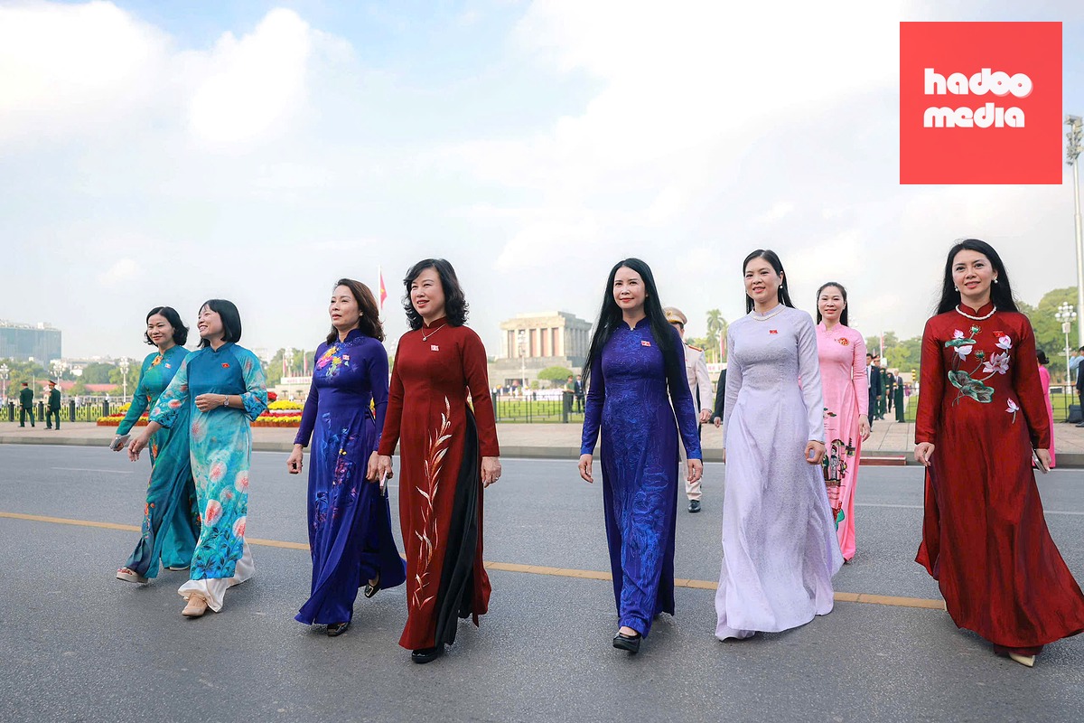 Bộ trưởng Bộ Y tế Đào Hồng Lan và các đại biểu nữ dự kỳ họp - Ảnh: NGUYỄN KHÁNH