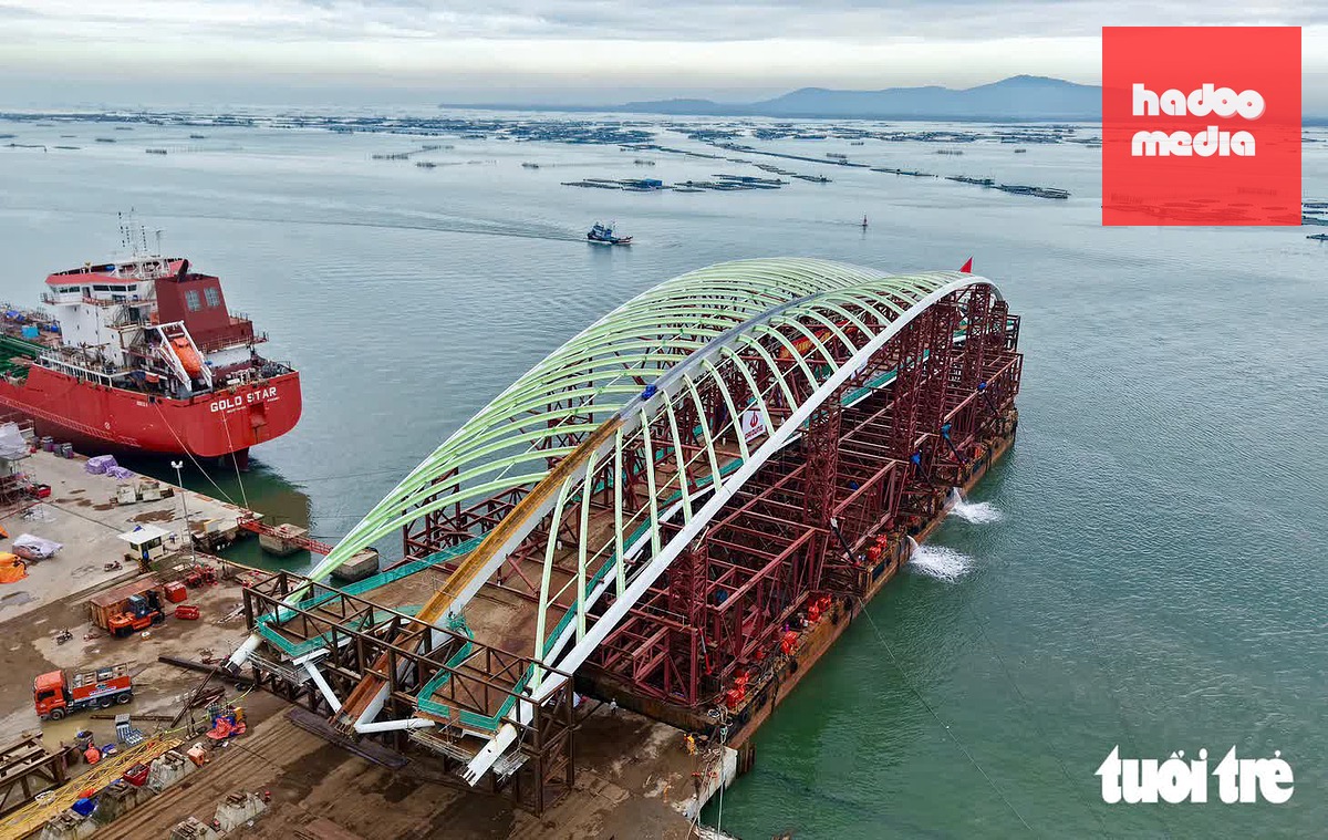 Nhịp chính của cầu dài 187m, có kết cấu vòm thép không gian uốn lượn, lấy cảm hứng từ hình ảnh lá dừa nước, loài cây quen thuộc của vùng đất phương Nam. Thiết kế cây cầu được đánh giá độc đáo bậc nhất Việt Nam hiện nay - Ảnh: THUẬN VĂN