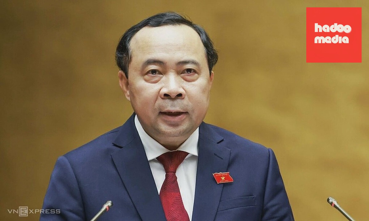 Bộ trưởng Khoa học và Công nghệ Vũ Hải Quân thừa ủy quyền Thủ tướng, trình Quốc hội dự án Luật Bưu chính sửa đổi. Ảnh: Hoàng Phong