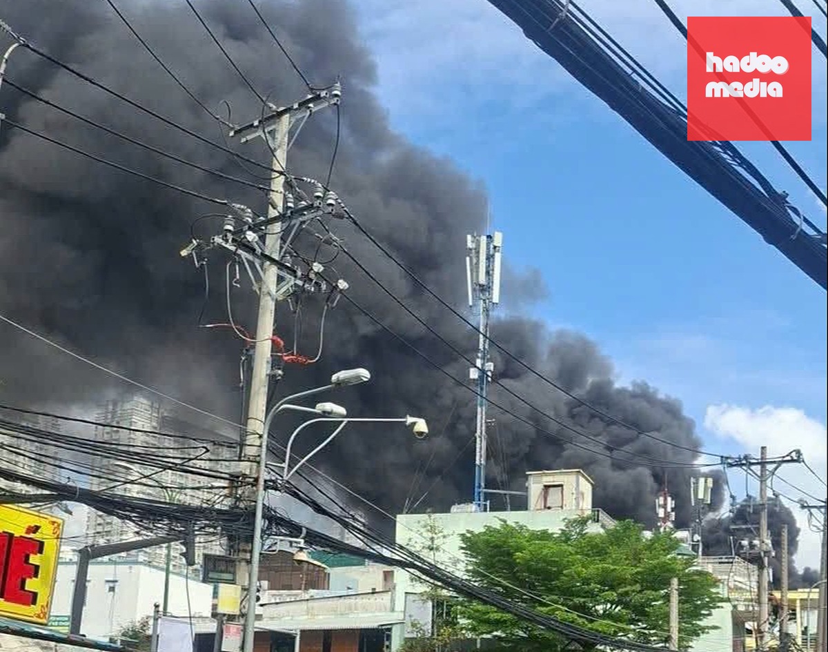 Cột khói đen nghi ngút - Ảnh: MINH TUẤN
