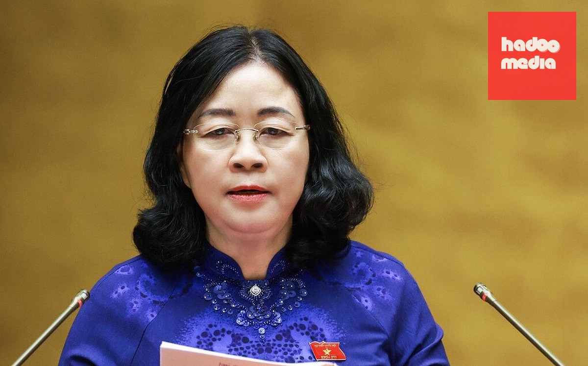 Bà Bùi Thị Minh Hoài, Chủ tịch Ủy ban Trung ương Mặt trận Tổ quốc Việt Nam trình bày báo cáo tại phiên khai mạc kỳ họp 2 Quốc hội khóa 16, sáng 17/10. Ảnh: Hoàng Phong
