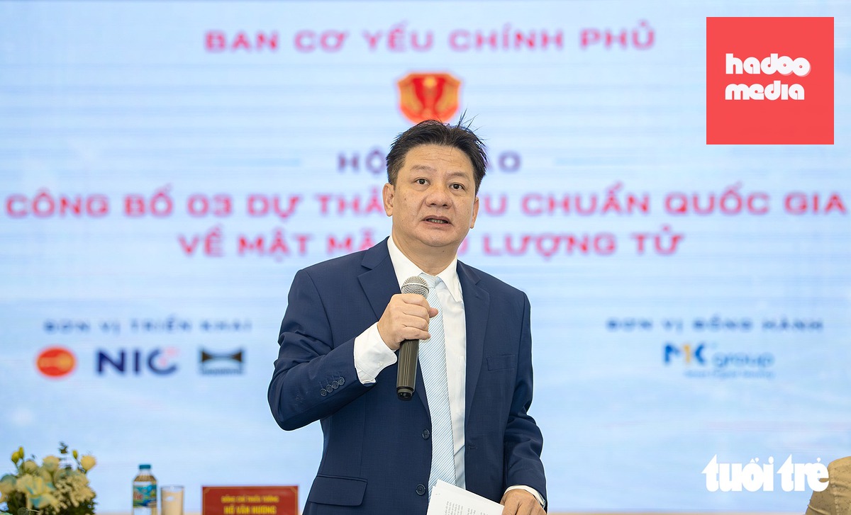 Thiếu tướng Hồ Văn Hương phát biểu tại hội thảo - Ảnh: NAM TRẦN