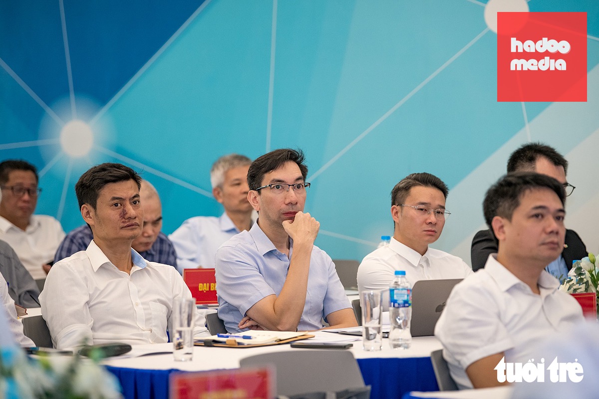 Các chuyên gia, khách mời thảo luận, góp ý hoàn thiện văn bản - Ảnh: NAM TRẦN