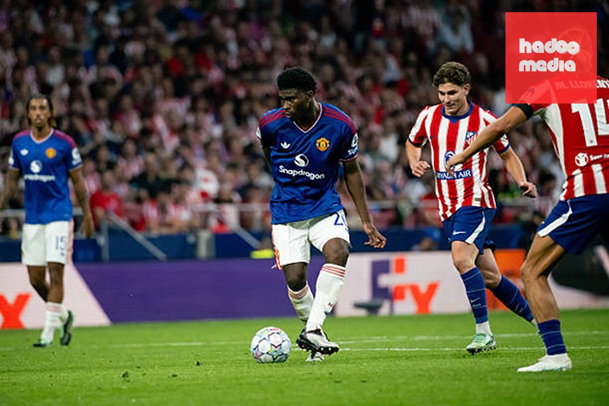 Carlos Baleba được khen ngợi dù MU thua Atletico Madrid. Ảnh: Ash Donelon/Manchester United via Getty Images