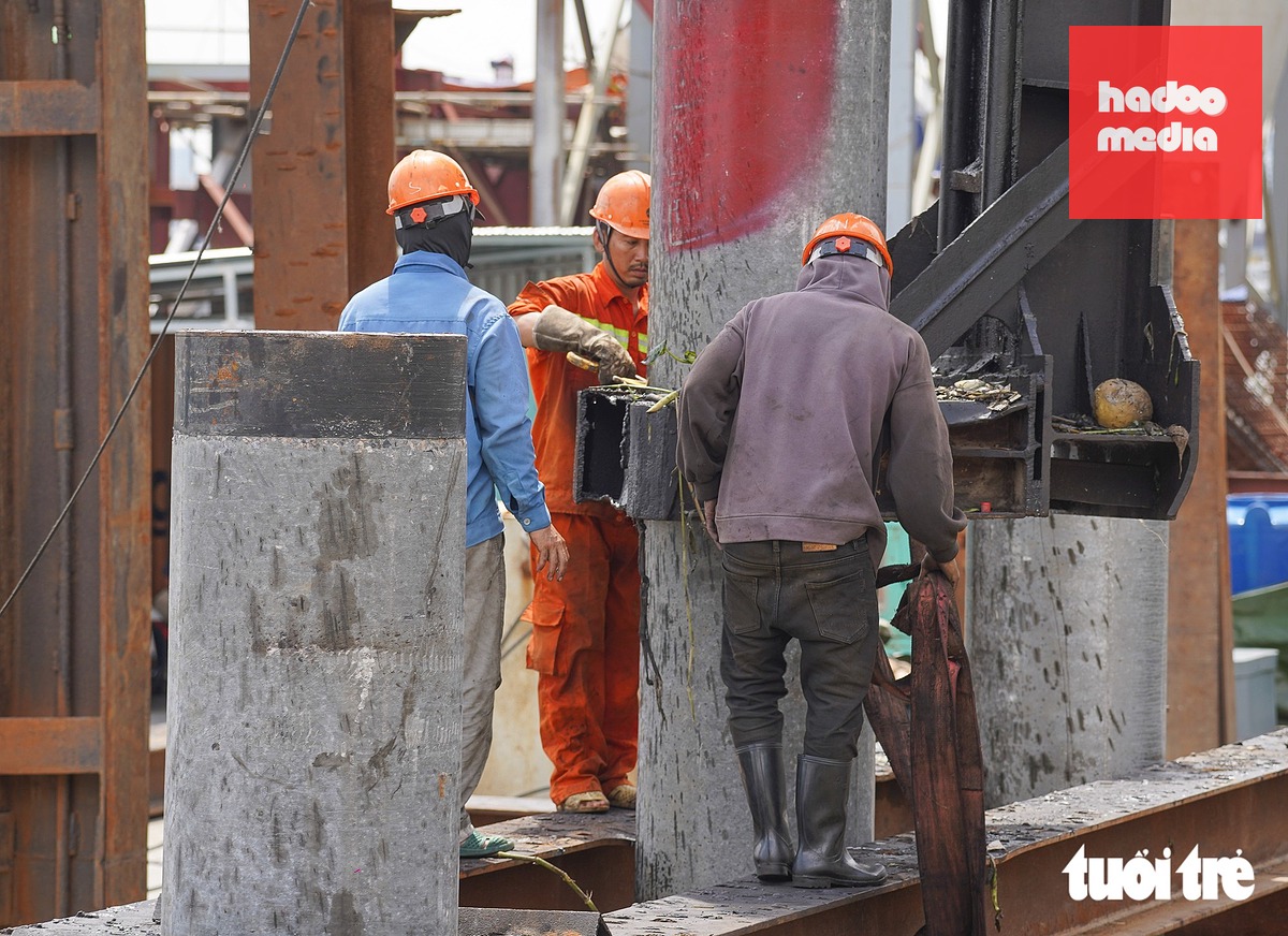 Ngắm công trình cầu đi bộ qua sông Sài Gòn giữa trung tâm TP.HCM chờ lai dắt nhịp chính về hợp long - Ảnh 10.
