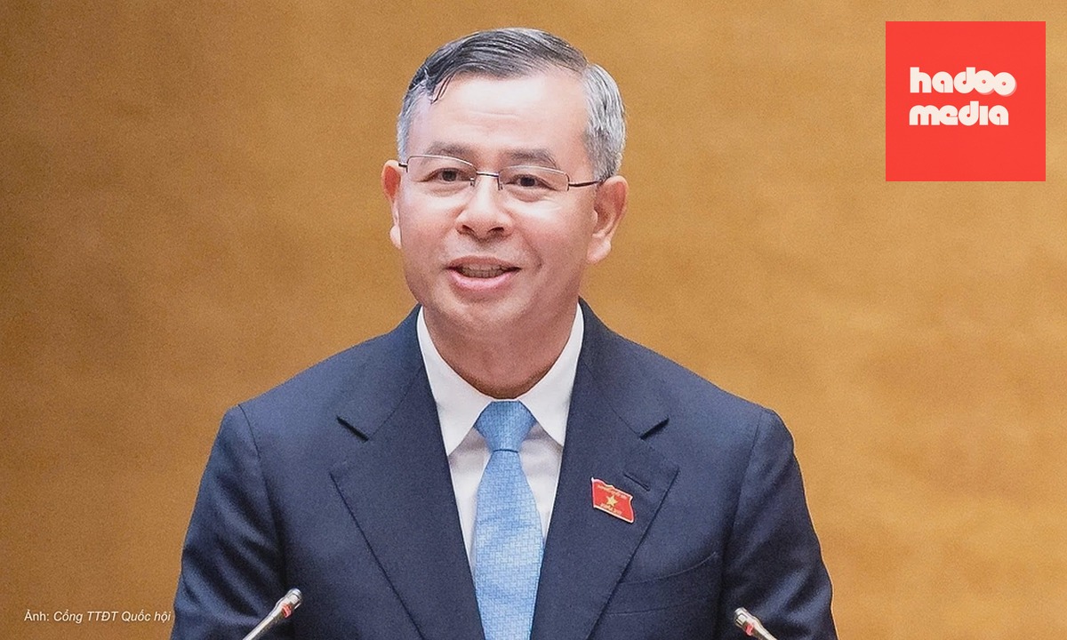 Bộ trưởng Tài chính Ngô Văn Tuấn trình dự thảo luật tại phiên họp chiều 17/10. Ảnh: Cổng Thông tin điện tử Quốc hội