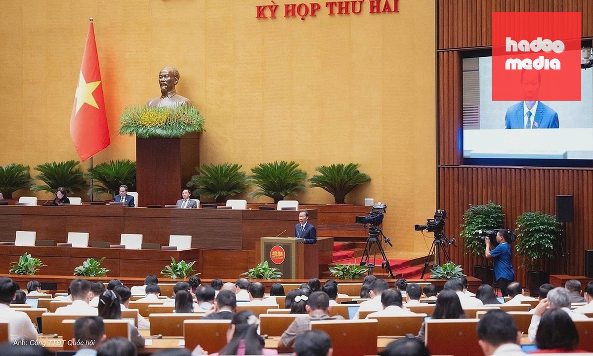 Chủ nhiệm Ủy ban Kinh tế và Tài chính Phan Văn Mãi trình bày báo cáo thẩm tra chiều 17/10. Ảnh: Cổng Thông tin điện tử Quốc hội
