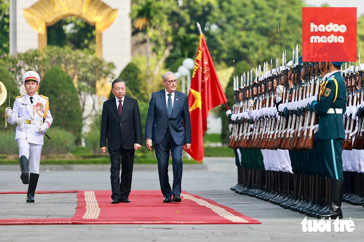 Tổng Bí thư, Chủ tịch nước Tô Lâm và Tổng thống Thụy Sĩ Guy Parmelin duyệt đội danh dự tại lễ đón chiều 17-10 - Ảnh: NGUYỄN KHÁNH