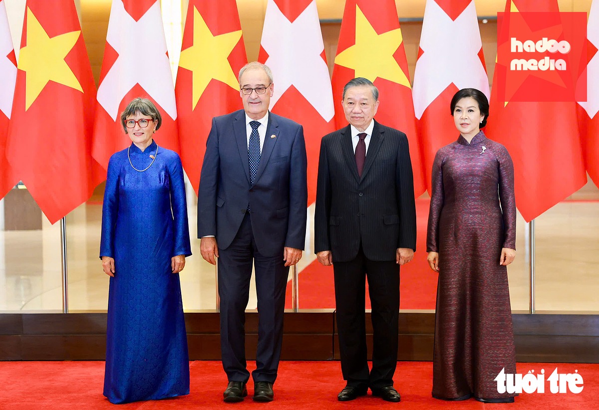 Tổng Bí thư, Chủ tịch nước Tô Lâm và Phu nhân Ngô Phương Ly chụp ảnh cùng Tổng thống Thụy Sĩ Guy Parmelin và Phu nhân Caroline Parmelin - Ảnh: NGUYỄN KHÁNH